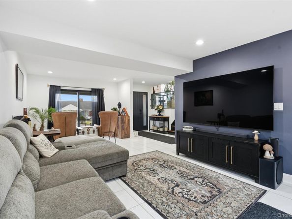 76 Kensington Oval, New Rochelle NY 10805