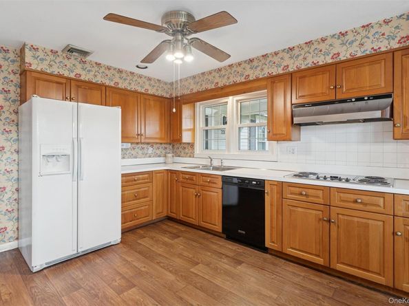 23 Saint Pauls Place, Garden City NY 11530