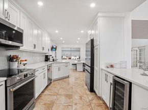 39 Chestnut Lane, Woodbury NY 11797