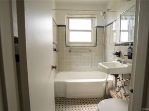 152-06 Jewel Avenue 83A, Flushing NY 11367