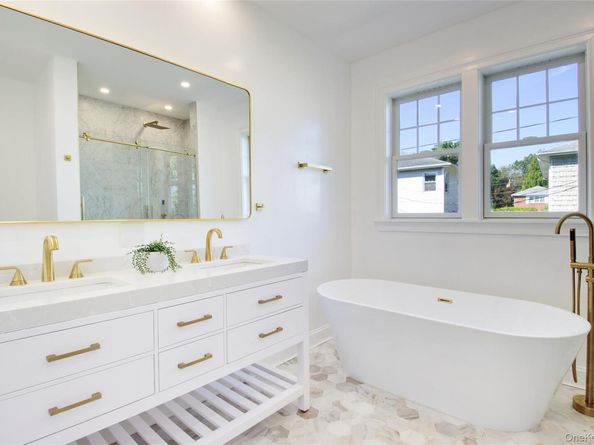 108 Tanners Pond Road, Garden City NY 11530