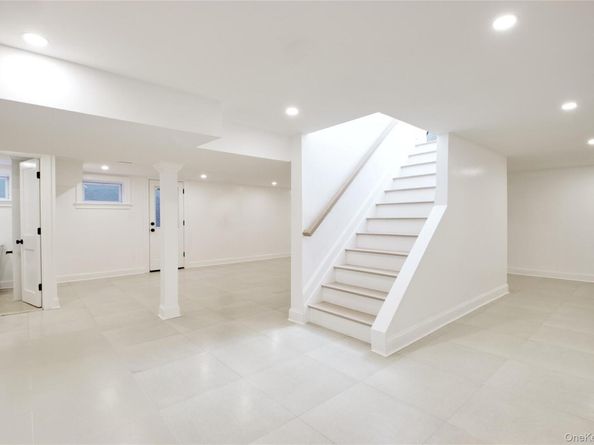 108 Tanners Pond Road, Garden City NY 11530