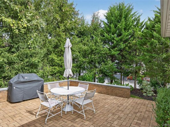 92 W Overlook, Port Washington NY 11050