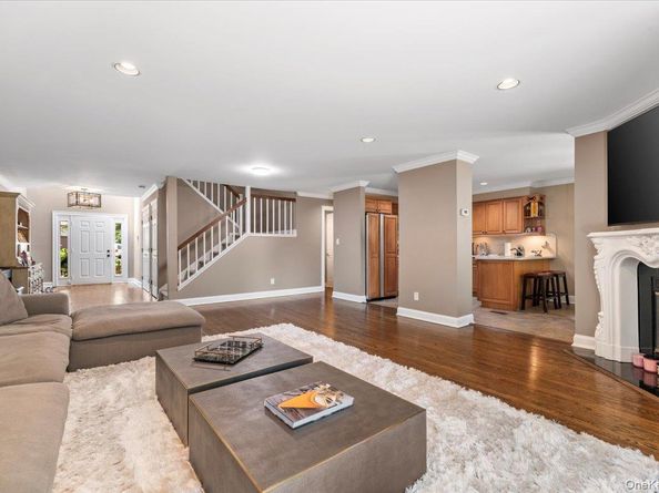 32 The Glen 32, Glen Head NY 11545