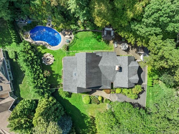 10 Hollise Court, Centerport NY 11721