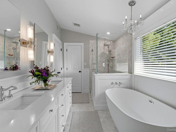 10 Hollise Court, Centerport NY 11721