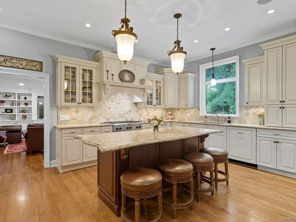 10 Hollise Court, Centerport NY 11721