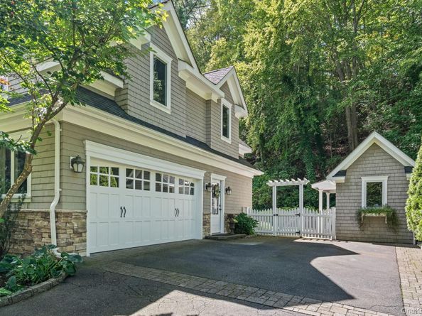 10 Hollise Court, Centerport NY 11721