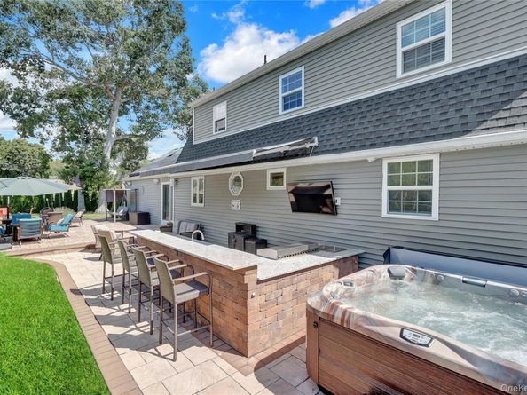 40 Bayview Drive, Oakdale NY 11769
