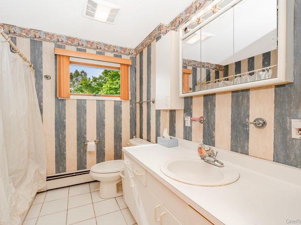 47 W Granada Avenue, Lindenhurst NY 11757