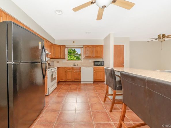 47 W Granada Avenue, Lindenhurst NY 11757