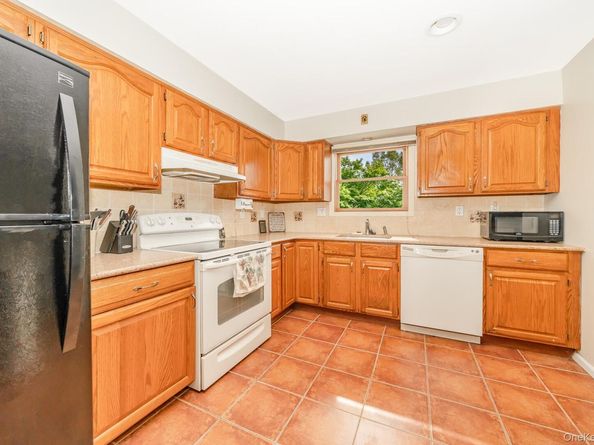 47 W Granada Avenue, Lindenhurst NY 11757