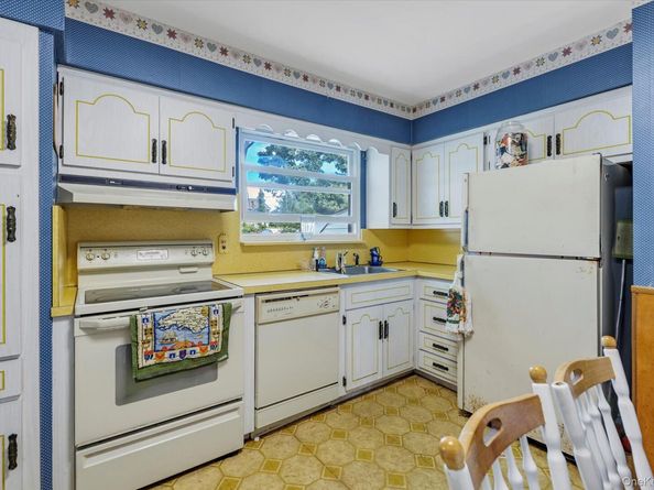 165 Country Village Lane, East Islip NY 11730