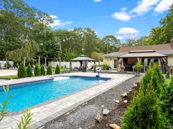 35 Robinson Avenue, Medford NY 11763