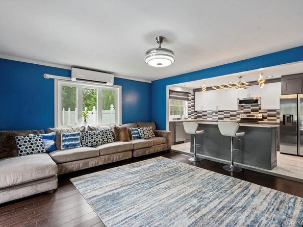 35 Robinson Avenue, Medford NY 11763