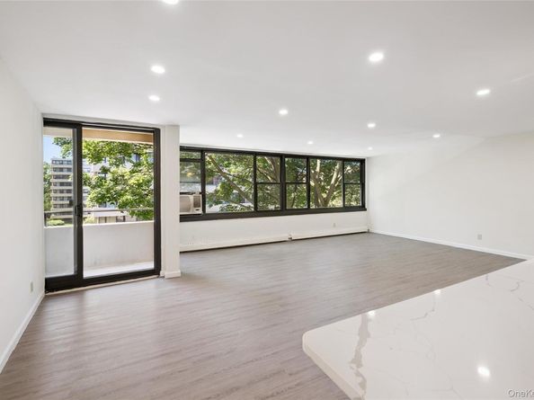 7-04 166th Street 6A, Beechhurst NY 11357