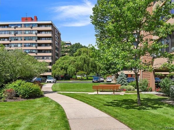 7-04 166th Street 6A, Beechhurst NY 11357