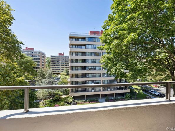 7-04 166th Street 6A, Beechhurst NY 11357