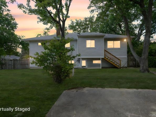 10 Elayne Court, Smithtown NY 11787