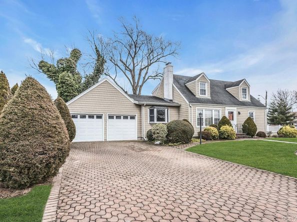 26 Bayview Avenue, Massapequa NY 11758