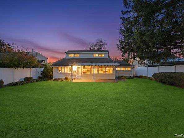 51 Fireplace Lane, Hicksville NY 11801