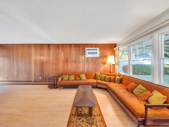 51 Fireplace Lane, Hicksville NY 11801