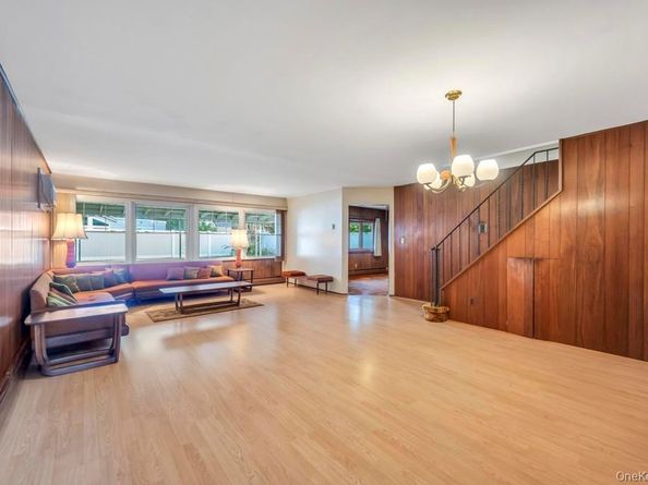 51 Fireplace Lane, Hicksville NY 11801