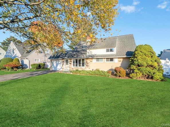 51 Fireplace Lane, Hicksville NY 11801