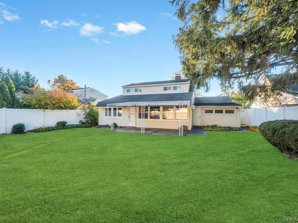 51 Fireplace Lane, Hicksville NY 11801