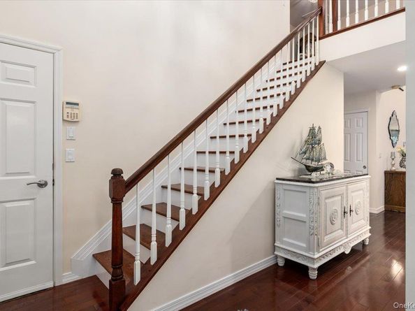 8 Scarborough Drive, Smithtown NY 11787