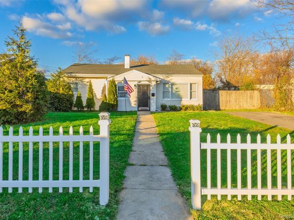 4 Somerset Road N, Amityville NY 11701
