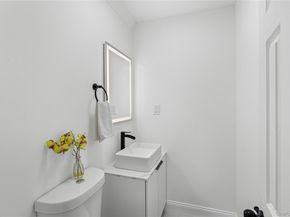 4 Somerset Road N, Amityville NY 11701