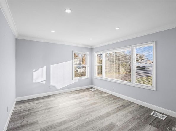 4 Somerset Road N, Amityville NY 11701