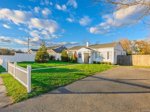4 Somerset Road N, Amityville NY 11701