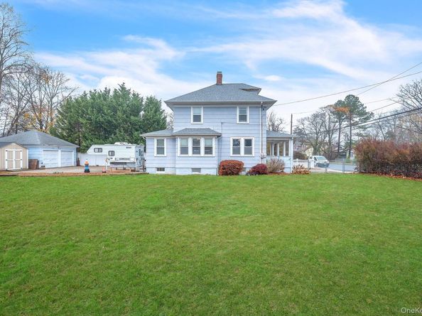 4 3rd Avenue, East Islip NY 11730