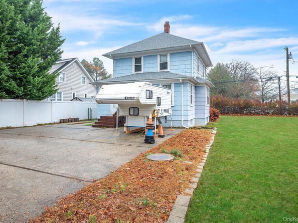 4 3rd Avenue, East Islip NY 11730