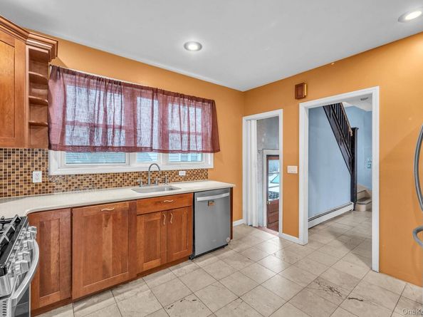 4 3rd Avenue, East Islip NY 11730