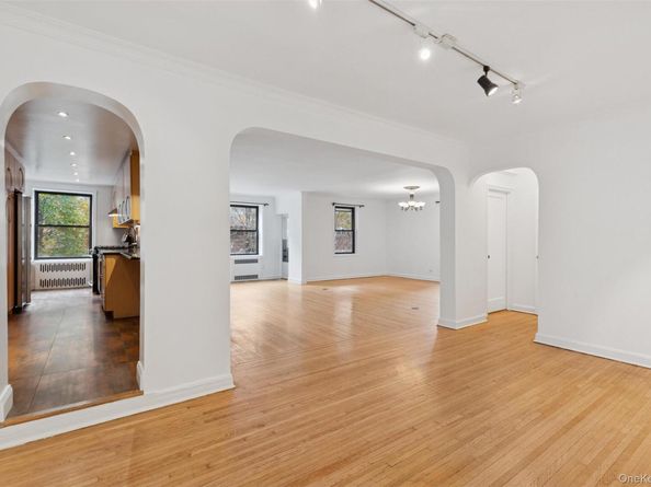 69-40 Yellowstone Boulevard 121, Forest Hills NY 11375