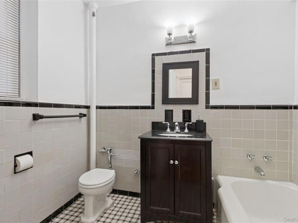 69-40 Yellowstone Boulevard 121, Forest Hills NY 11375