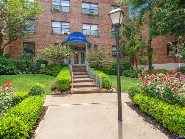 90 Schenck Avenue 2L, Great Neck NY 11021