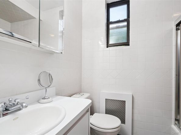 90 Schenck Avenue 2L, Great Neck NY 11021