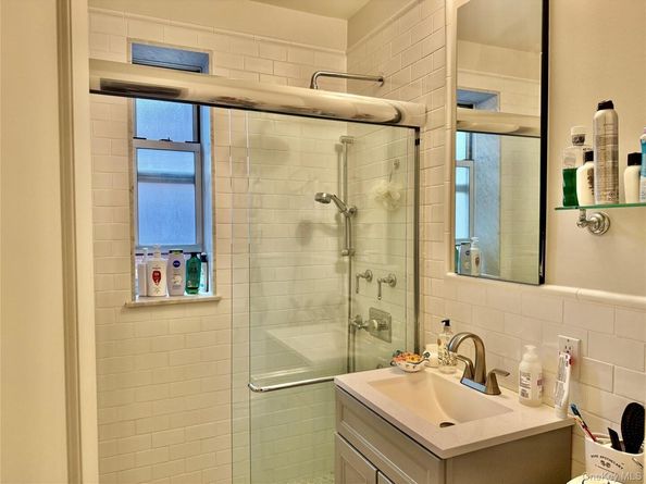 75 S middle neck 4H, Great Neck NY 11021