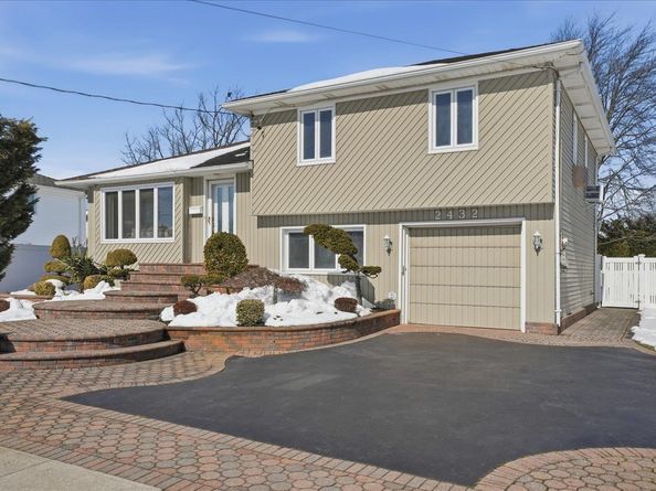 2432 Aron Drive N, Seaford NY 11783