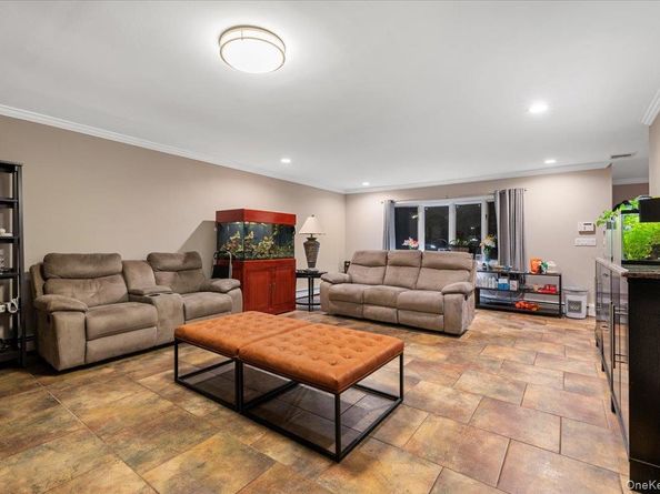 44 E End Avenue, Hicksville NY 11801