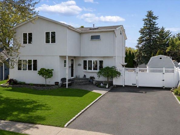 44 E End Avenue, Hicksville NY 11801