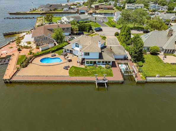 79 Tahlulah Lane, West Islip NY 11795