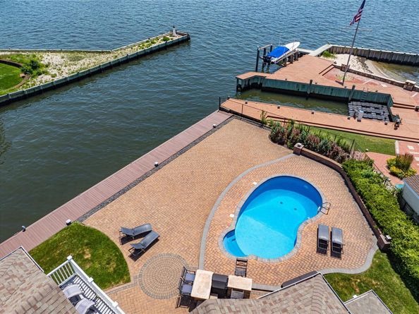 79 Tahlulah Lane, West Islip NY 11795