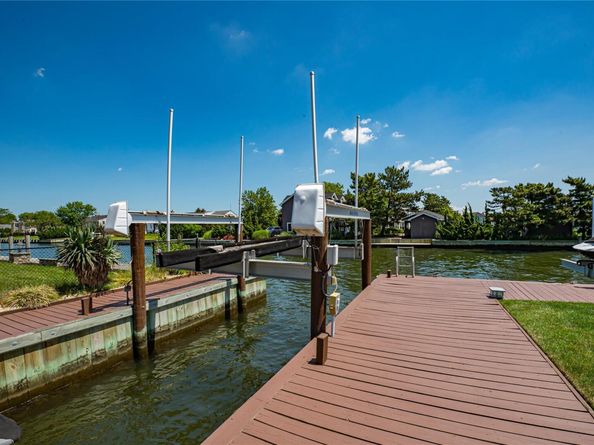 79 Tahlulah Lane, West Islip NY 11795