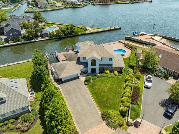 79 Tahlulah Lane, West Islip NY 11795