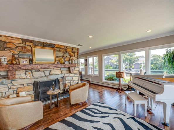 79 Tahlulah Lane, West Islip NY 11795